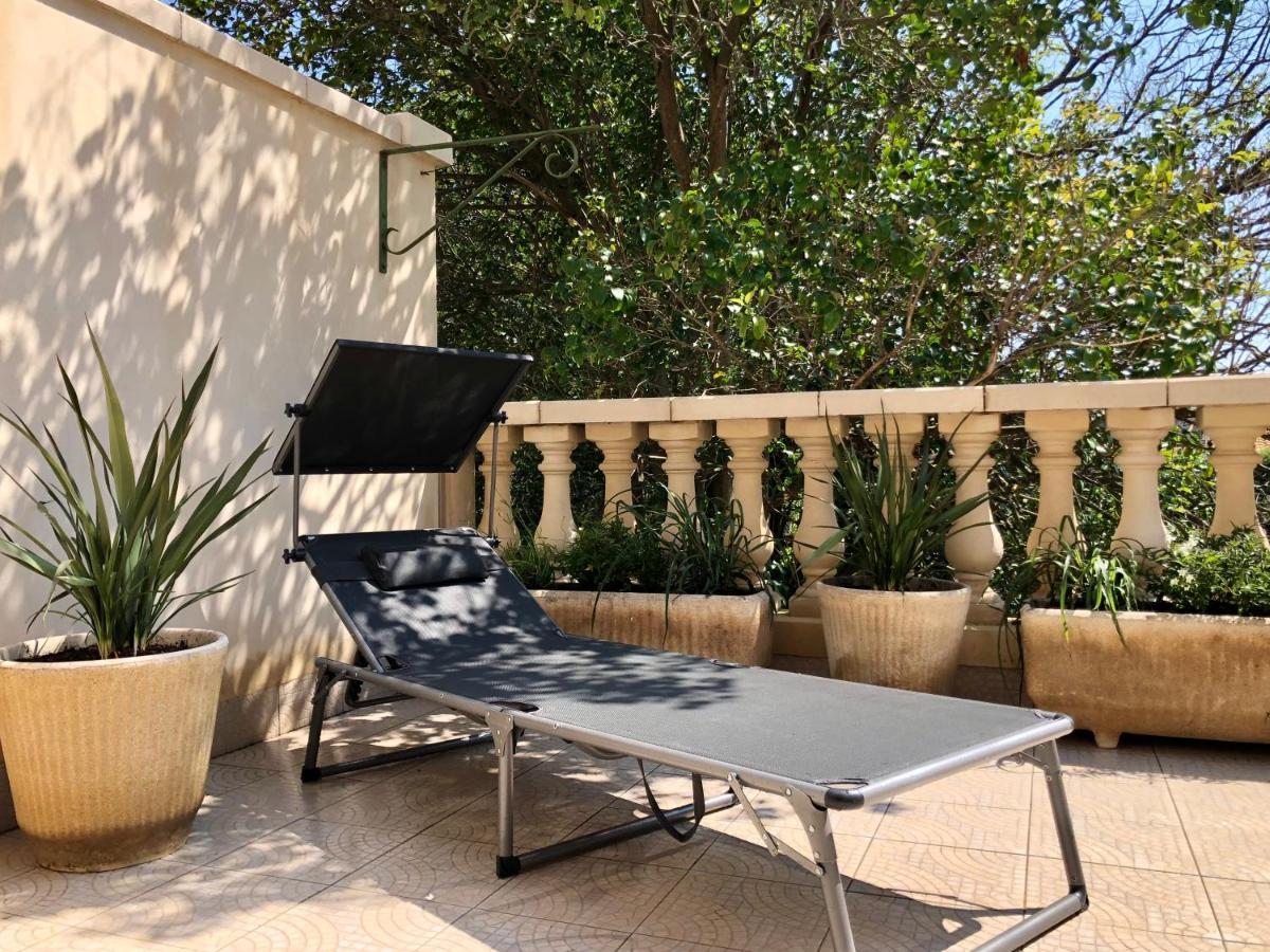 Cote Jardin Est Un Spacieux Et Lumineux T3, Entierement Renove, A 2 Pas De L'Herault Et A 10Min Du Bord De Mer Proche Du Centre Historique Et Du Fabuleux Chateau Laurens, Vous Apprecierez Le Calme De Sa Belle Terrasse Et La Vue Superbe Sur Le Jardin آجد المظهر الخارجي الصورة