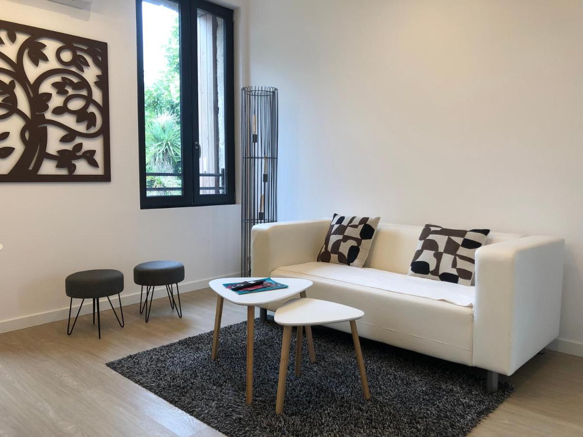 Cote Jardin Est Un Spacieux Et Lumineux T3, Entierement Renove, A 2 Pas De L'Herault Et A 10Min Du Bord De Mer Proche Du Centre Historique Et Du Fabuleux Chateau Laurens, Vous Apprecierez Le Calme De Sa Belle Terrasse Et La Vue Superbe Sur Le Jardin آجد المظهر الخارجي الصورة