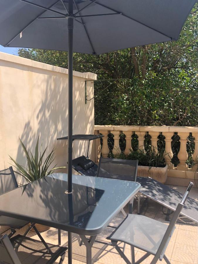 Cote Jardin Est Un Spacieux Et Lumineux T3, Entierement Renove, A 2 Pas De L'Herault Et A 10Min Du Bord De Mer Proche Du Centre Historique Et Du Fabuleux Chateau Laurens, Vous Apprecierez Le Calme De Sa Belle Terrasse Et La Vue Superbe Sur Le Jardin آجد المظهر الخارجي الصورة
